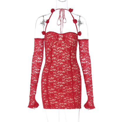 Axelbandslös klänning med långa ärmar som framhäver höfterna