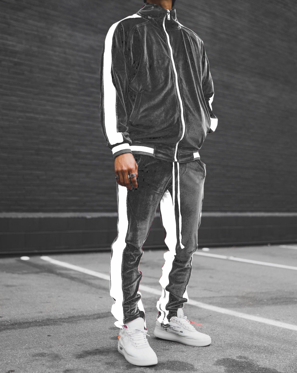 Kontrasterande guld sammetskostym för män