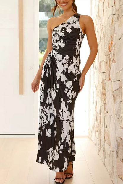 Klänning med snedskuren urringning med en axel och veck