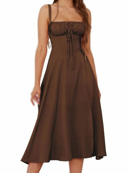 Enfärgad klänning med snörning