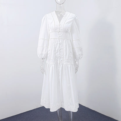 swedish
Klänning med spetsdetaljer och utskuren midja