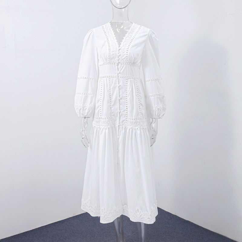 swedish
Klänning med spetsdetaljer och utskuren midja