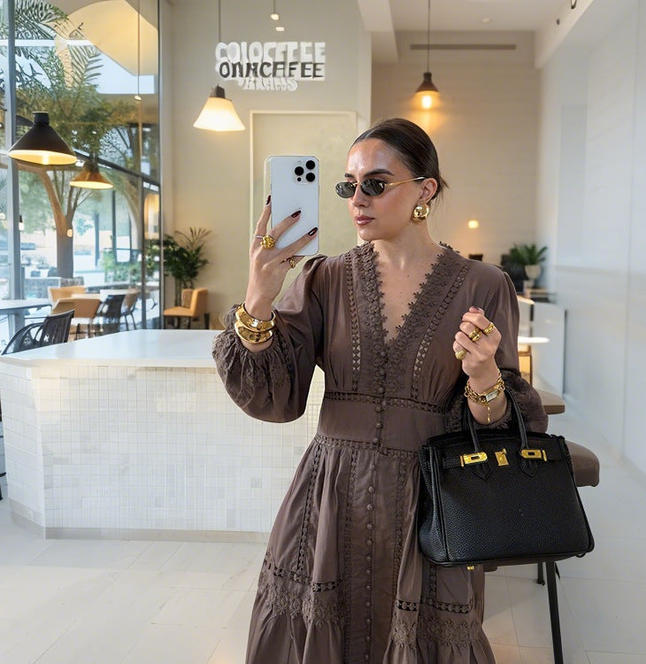 swedish
Klänning med spetsdetaljer och utskuren midja